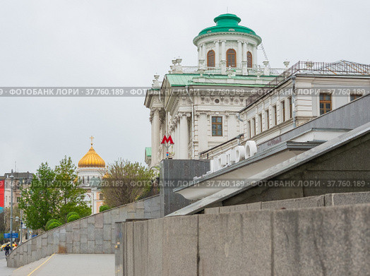 Вид на Храм Христа Спасителя и Дом Пашкова. Станция метро "Боровицкая". Москва. Россия (2022 год). Редакционное фото, фотограф E. O. / Фотобанк Лори