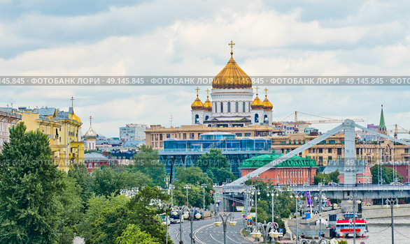 Вид на Храм Христа Спасителя со стороны Фрунзенской набережной.  Москва. Россия. Редакционное фото, фотограф E. O. / Фотобанк Лори