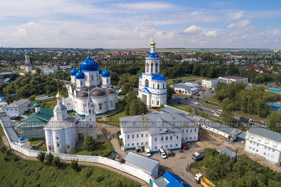 Вид на храмы Свято-Боголюбского женского монастыря солнечным августовским днем (аэросъемка). Боголюбово, Владимирская область. Россия (2020 год). Стоковое фото, фотограф Виктор Карасев / Фотобанк Лори