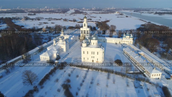 Вид на храмы Свято-Юрьева монастыря январским днем (аэросъемка). Великий Новгород, Россия (2019 год). Стоковое видео, видеограф Виктор Карасев / Фотобанк Лори