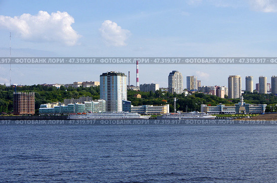 Вид на Калининский район города Чебоксары с борта прогулочного теплохода. Чебоксарское водохранилище (река Волга) (2020 год). Редакционное фото, фотограф Алексей Иванов / Фотобанк Лори