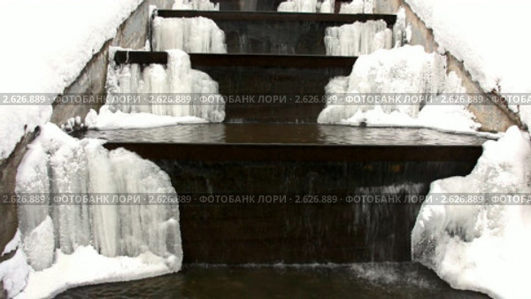 Вид на каскадный водопад зимой. Стоковое видео, видеограф Гурьянов Андрей / Фотобанк Лори