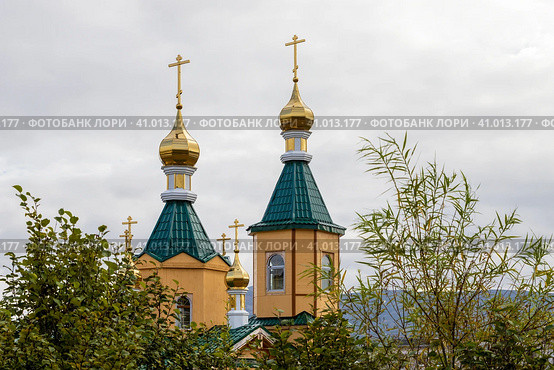 Вид на красивый православный храм с позолоченными куполами и крестами. Церковь преподобного Сергия Радонежского, город Магадан, Магаданская область, Дальний Восток России, Сибирь. Стоковое фото, фотограф Андрей Степанов / Фотобанк Лори