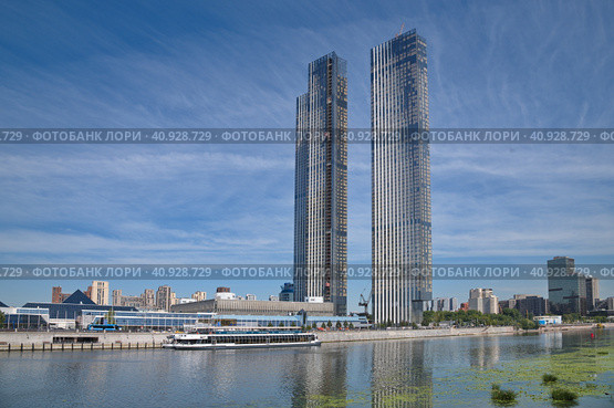 Вид на Краснопресненскую набережную и жилой комплекс Capital Towers в Москве, Россия (2022 год). Редакционное фото, фотограф Елена Коромыслова / Фотобанк Лори