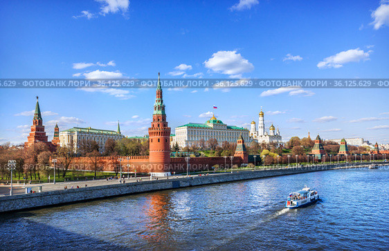 Вид на Кремль и кораблик на Москве-реке  в Москве (2021 год). Стоковое фото, фотограф Baturina Yuliya / Фотобанк Лори