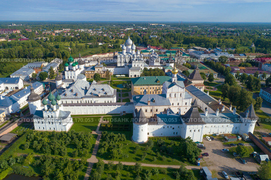 Вид на Кремль Ростова Великого  июльским солнечным днем (аэросъемка). Золотое кольцо России (2019 год). Стоковое фото, фотограф Виктор Карасев / Фотобанк Лори