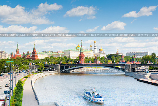 Вид на Кремль с Патриаршего моста. Москва (2010 год). Редакционное фото, фотограф E. O. / Фотобанк Лори