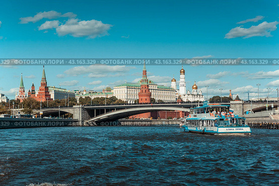 Вид на Кремль с теплохода, Москва (2016 год). Редакционное фото, фотограф Андрей Бойков / Фотобанк Лори