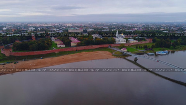 Вид на кремль Великого Новгорода пасмурным сентябрьским утром (аэросъемка). Россия (2019 год). Стоковое видео, видеограф Виктор Карасев / Фотобанк Лори