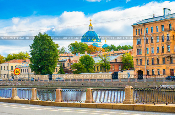 Вид на купола Троице-Измайловского собора (Троицкий собор) со стороны набережной реки Фонтанки. Осенний солнечный день. Санкт Петербург. Россия (2021 год). Редакционное фото, фотограф E. O. / Фотобанк Лори