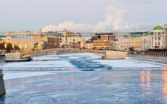 Вид на Лужков мост (Третьяковский мост) и Водоотводный канал. Зимний вечер. Москва (2020 год). Редакционное фото, фотограф E. O. / Фотобанк Лори