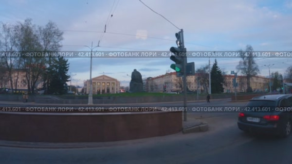 Вид на Минск из окна экскурсионного автобуса. Съемка города, старинных зданий, широких улиц и городского движения. Путешествие по Минску. Беларусь 21 апреля 2023 года. Редакционное видео, видеограф Воловодов Владимир / Фотобанк Лори