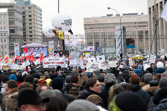 Вид на многотысячный митинг на проспекте Сахарова 24 декабря 2011 года - "За честные выборы", город Москва. Редакционное фото, фотограф Николай Винокуров / Фотобанк Лори