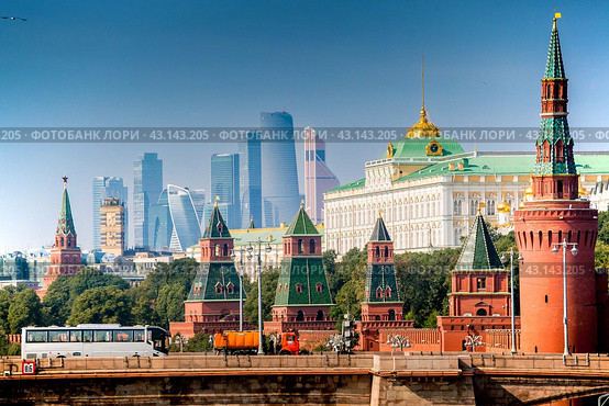Вид на Московский Кремль, Москва-реку и Москва-сити с парящего моста в парке Зарядье (2017 год). Стоковое фото, фотограф Андрей Бойков / Фотобанк Лори