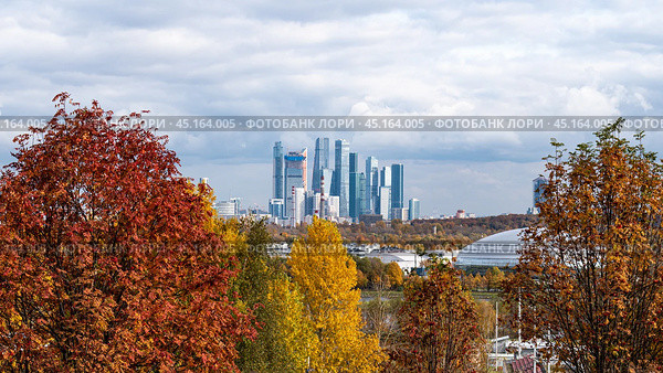Вид на Москву-Сити с Крылатских Холмов. Москва, Россия. (2019 год). Стоковое фото, фотограф Евгений Капранов / Фотобанк Лори