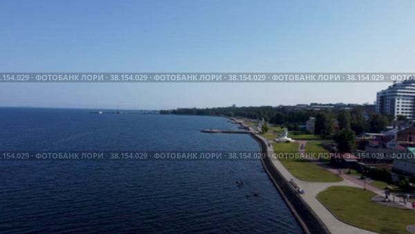 Вид на набережную Онежского озера в городе Петрозаводске. Вид с воздуха. Резкий взлет и разворот (2022 год). Редакционное видео, видеограф Sergei Gorin / Фотобанк Лори