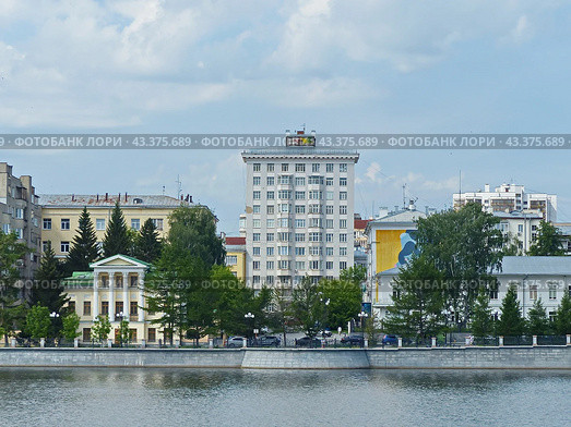 Вид на набережную Рабочей молодежи, в центре - жилой комплекс "Второй Дом Советов" (1930-1932 гг). Здание были построено для высшей партийной и государственной номенклатуры Уральской области. В сооружениях жилого комплекса представлено редкое смешение стилей конструктивизма, ар-део и неоклассики. Екатеринбург, Россия, (2024 год). Стоковое фото, фотограф Сергей Елизарьев / Фотобанк Лори