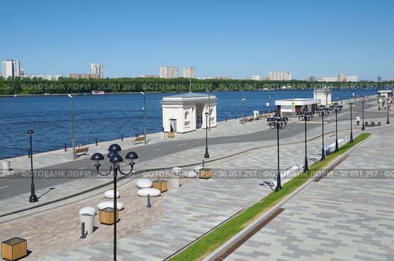 Вид на набережную Северного речного вокзала в Москве, Россия (2021 год). Стоковое фото, фотограф Елена Коромыслова / Фотобанк Лори