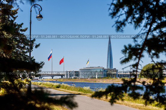 Вид на небоскреб Лахта Центр, Пансион Воспитаниц Министерства обороны РФ и мост ЗСД в Санкт-Петербурге в солнечный день (2023 год). Редакционное фото, фотограф Кирилл Сиротюк / Фотобанк Лори