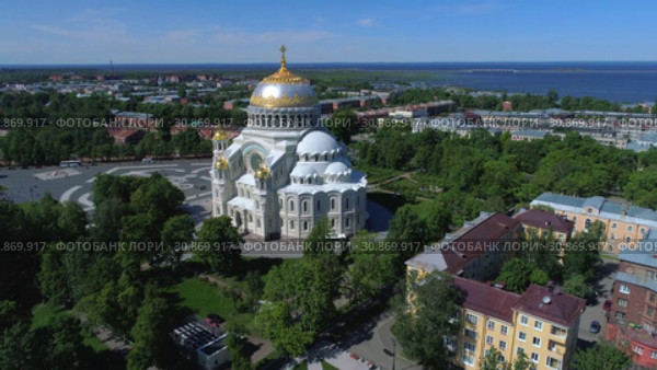 Вид на Никольский Морской собор солнечным июньским днем (аэросъемка). Кронштадт, Россия (2019 год). Стоковое видео, видеограф Виктор Карасев / Фотобанк Лори