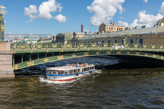 Вид на Пантелеймоновский мост через реку Фонтанку в Санкт-Петербурге (2018 год). Редакционное фото, фотограф V.Ivantsov / Фотобанк Лори