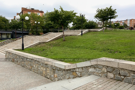 Вид на парк со ступеньками, фонарями и зеленой травой. Стоковое фото, фотограф Pixel_shot / Фотобанк Лори