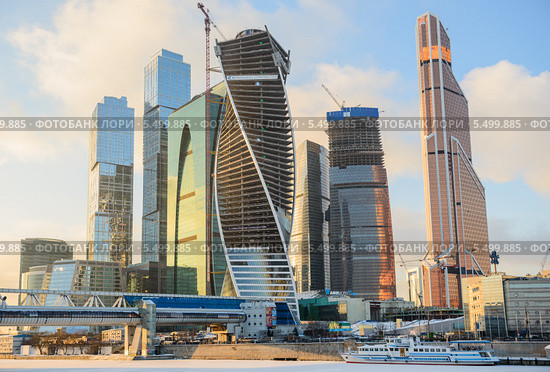 Вид на пешеходный мост Багратион и финансово-офисный центр "Москва-Сити" (2014 год). Редакционное фото, фотограф Владимир Князев / Фотобанк Лори