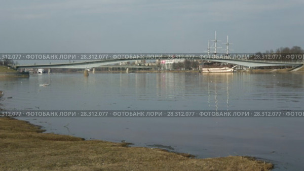 Вид на пешеходный мост через реку Волхов апрельским днем. Великий Новгород, Россия (2018 год). Стоковое видео, видеограф Виктор Карасев / Фотобанк Лори