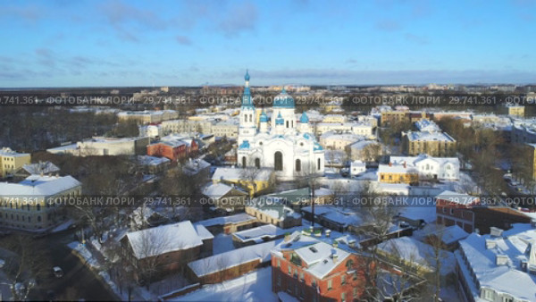 Вид на Покровский собор январским днем (аэросъемка). Гатчина, Россия (2019 год). Стоковое видео, видеограф Виктор Карасев / Фотобанк Лори