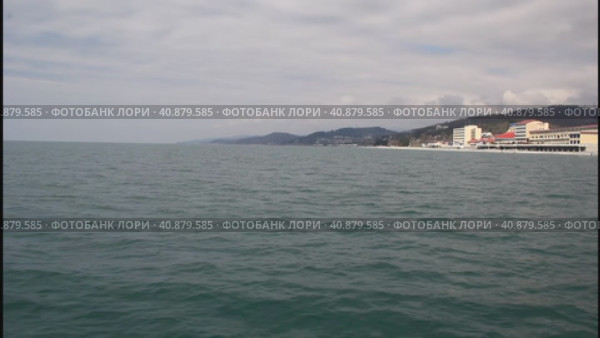 Вид на поселок Лоо с моря. Прогулка на катере. (2021 год). Стоковое видео, видеограф Олег Хархан / Фотобанк Лори