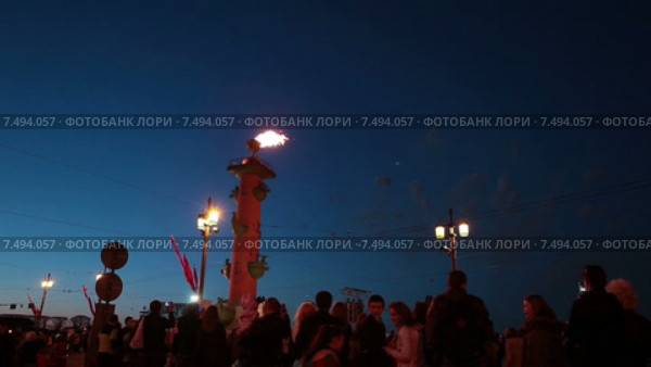 Вид на праздничный салют со стрелки Васильевского отстрова, от Ростральных колонн. Санкт-Петербург (2015 год). Редакционное видео, видеограф Кекяляйнен Андрей / Фотобанк Лори