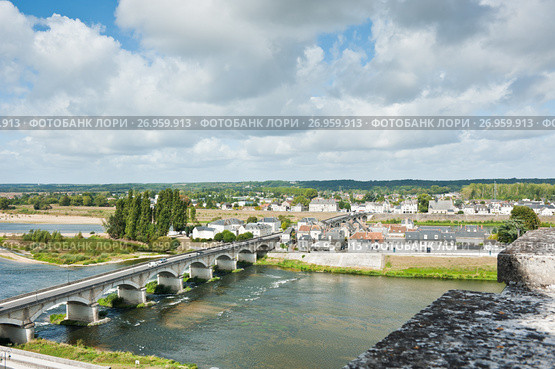 Вид на реку Луару со стен замка Амбуаз (фр. château d'Amboise) ранней осенью. Департамент Эндр и Луара. Франция (2017 год). Редакционное фото, фотограф E. O. / Фотобанк Лори