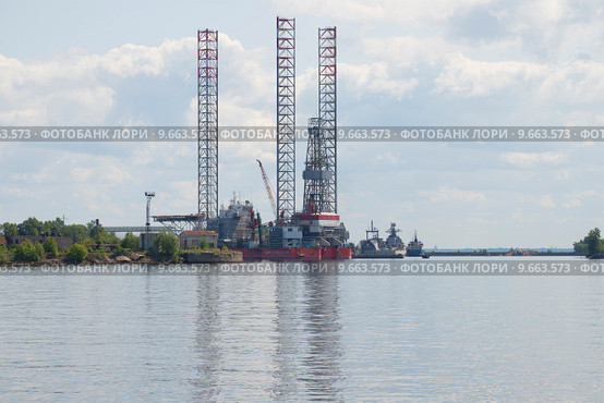 Вид на самоподъемную буровую установку «Арктическая» у пирса "Кронштадского морского завода" (2015 год). Редакционное фото, фотограф Виктор Карасев / Фотобанк Лори