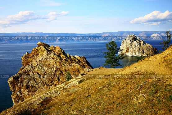 Вид на скалу Шаманка(мыс Бупхан). остров Ольхон, Байкал, Россия. Стоковое фото, фотограф Алексей Голубков / Фотобанк Лори