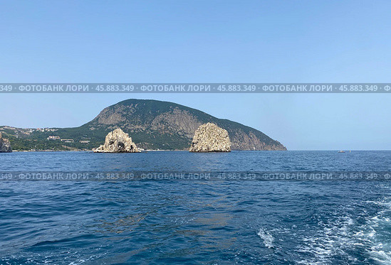 Вид на скалы Адалары и гору Аю-даг, Гурзуф, Крым (2023 год). Стоковое фото, фотограф Мария Кылосова / Фотобанк Лори