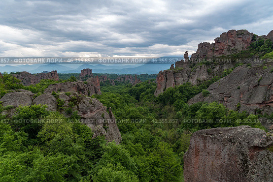 Вид на скалы Белоградчик (Belogradchik) ,природная достопримечательность, Болгария (2019 год). Стоковое фото, фотограф Дымов Игорь / Фотобанк Лори