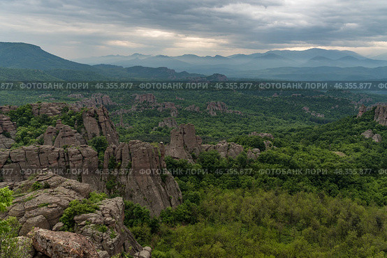 Вид на скалы Белоградчик (Belogradchik) ,природная достопримечательность, Болгария (2019 год). Стоковое фото, фотограф Дымов Игорь / Фотобанк Лори