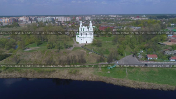 Вид на Софийский собор солнечным апрельским днем (аэросъемка). Полоцк, Белоруссия (2019 год). Стоковое видео, видеограф Виктор Карасев / Фотобанк Лори
