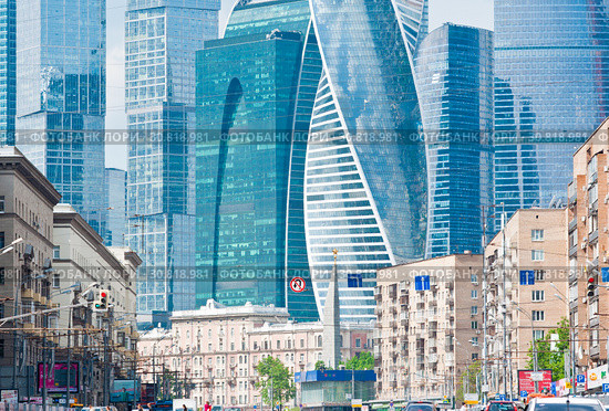 Вид на современные небоскребы московского международного делового центра "Москва-Сити" (ММДЦ «Москва-Сити») и старые дома Большой Дорогомиловской улицы. Москва. Россия (2019 год). Редакционное фото, фотограф E. O. / Фотобанк Лори