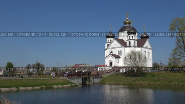 Вид на Спасо-Преображенскую церковь солнечным апрельским днем. Сморгонь, Белоруссия (2019 год). Редакционное видео, видеограф Виктор Карасев / Фотобанк Лори