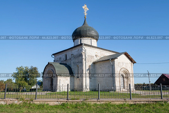 Вид на средневековый собор Георгия Победоносца (1230-1234 гг) солнечным сентябрьским днем. Юрьев-Польский. Стоковое фото, фотограф Виктор Карасев / Фотобанк Лори