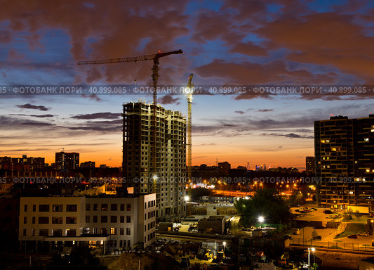 Вид на строящийся жилой дом. Закат. Лето. Москва (2023 год). Редакционное фото, фотограф E. O. / Фотобанк Лори