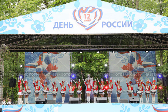 Вид на сцену концерта в Химках, посвященного Дню России (2024 год). Редакционное фото, фотограф Михаил Ворожцов / Фотобанк Лори