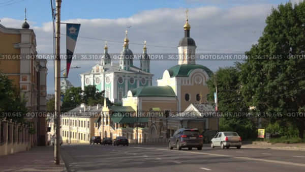 Вид на Свято-Троицкий монастырь и Успенский собор июльским днем. Смоленск (2021 год). Редакционное видео, видеограф Виктор Карасев / Фотобанк Лори