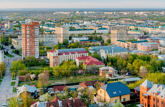 Вид на центральную часть вечернего города Пензы на закате солнца с высоты крыши многоэтажного дома, городская и областная Администрации (2014 год). Редакционное фото, фотограф Андрей Малышкин / Фотобанк Лори