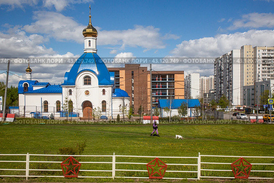 Вид на церковь Илии Пророка в районе Северное Бутово в городе Москве, Россия (2024 год). Редакционное фото, фотограф Николай Винокуров / Фотобанк Лори