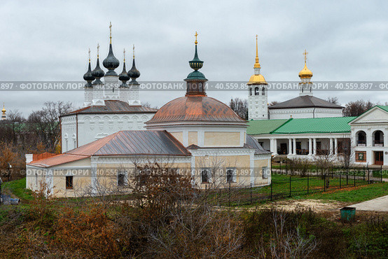 Вид на Церковь Параскевы Пятницы,  Церковь Входа Господня в Иерусалим и Торговые ряды. Суздаль, Владимирская область (2022 год). Стоковое фото, фотограф Pukhov K / Фотобанк Лори
