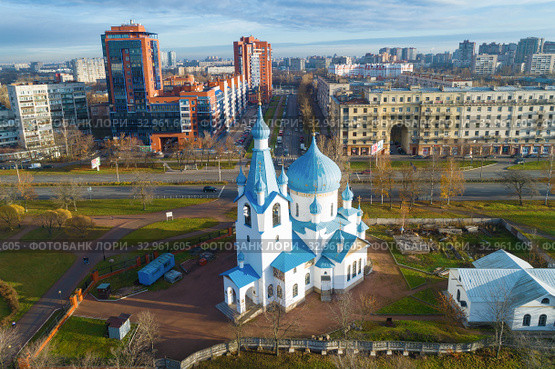 Вид на Церковь Рождества Христова в Пулковском парке  солнечным ноябрьским утром (съемка с квадрокоптера). Санкт-Петербург, Россия (2018 год). Редакционное фото, фотограф Виктор Карасев / Фотобанк Лори