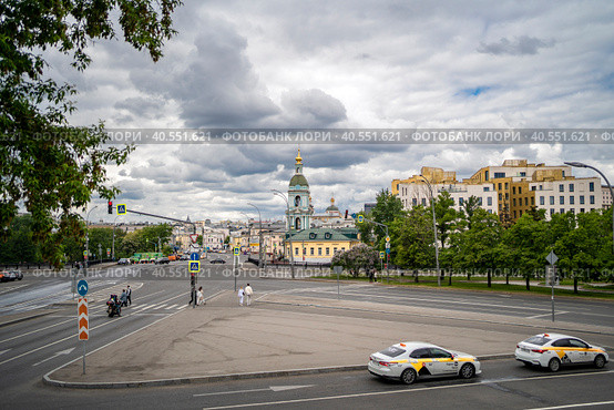 Вид на церковь Троицы Живоначальной в Серебряниках. Москва (2023 год). Редакционное фото, фотограф Владимир Макеев / Фотобанк Лори