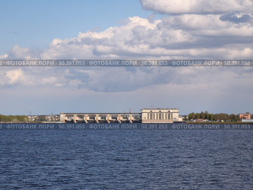 Вид на Угличскую гидроэлектростанцию с воды. Редакционное фото, фотограф Мария Сергеева / Фотобанк Лори